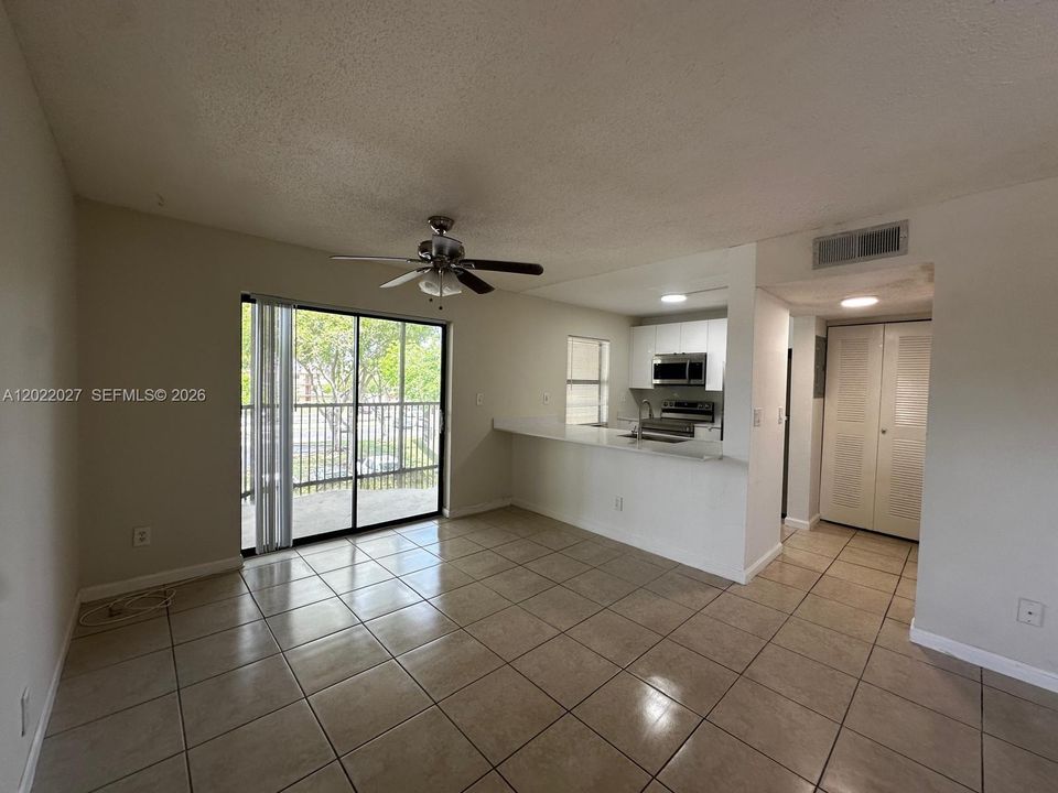 Active With Contract: $1,900 (1 beds, 1 baths, 770 Square Feet)
