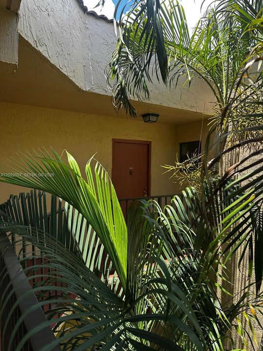Active With Contract: $1,900 (1 beds, 1 baths, 770 Square Feet)