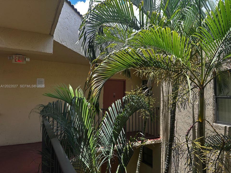 Active With Contract: $1,900 (1 beds, 1 baths, 770 Square Feet)