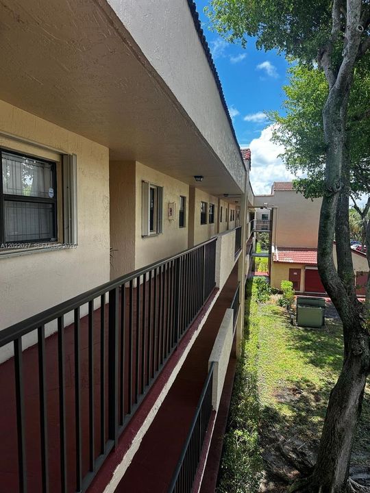 Active With Contract: $1,900 (1 beds, 1 baths, 770 Square Feet)