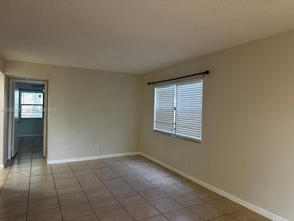 Active With Contract: $1,900 (1 beds, 1 baths, 770 Square Feet)
