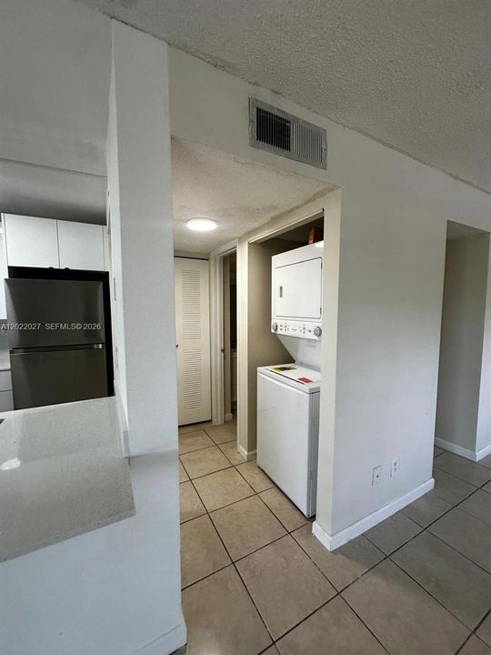 Active With Contract: $1,900 (1 beds, 1 baths, 770 Square Feet)
