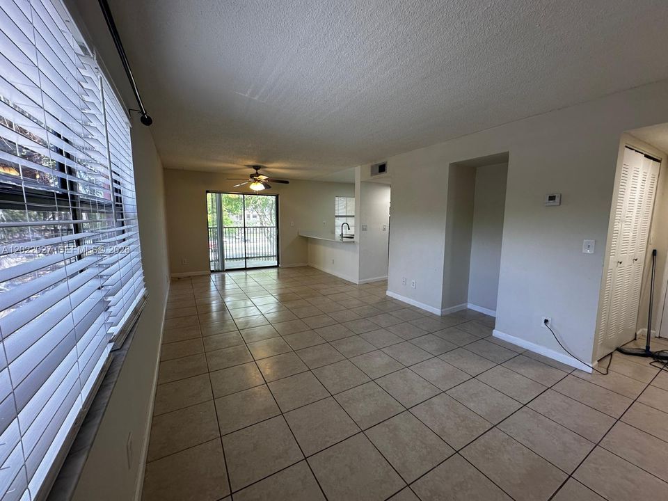 Active With Contract: $1,900 (1 beds, 1 baths, 770 Square Feet)