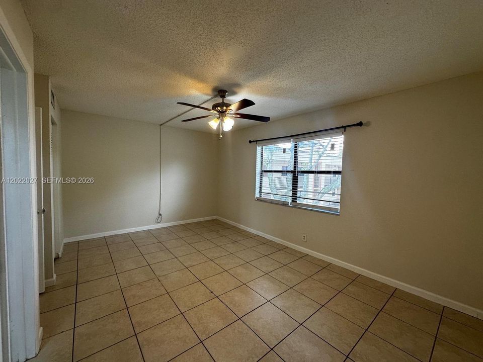 Active With Contract: $1,900 (1 beds, 1 baths, 770 Square Feet)