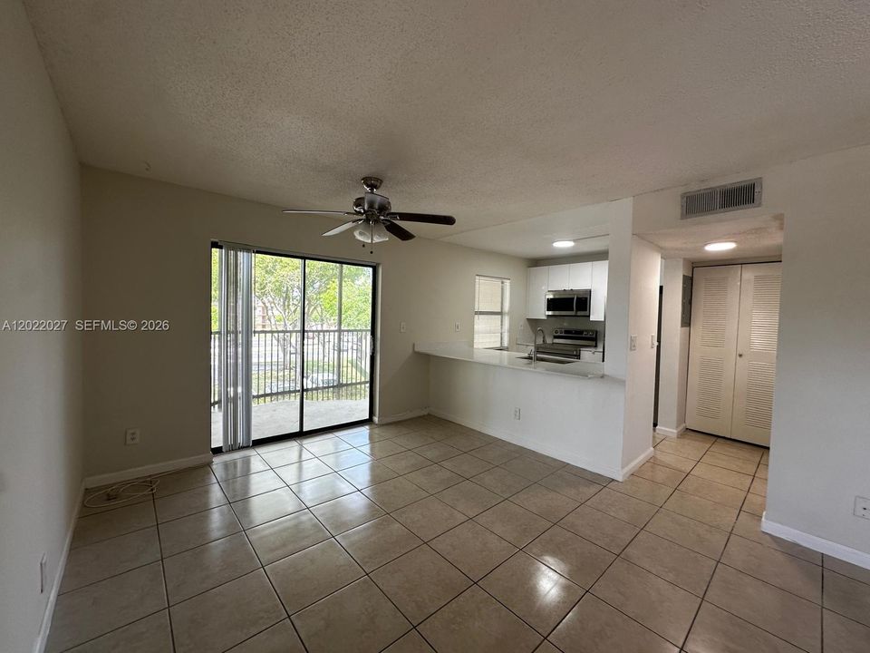 Active With Contract: $1,900 (1 beds, 1 baths, 770 Square Feet)