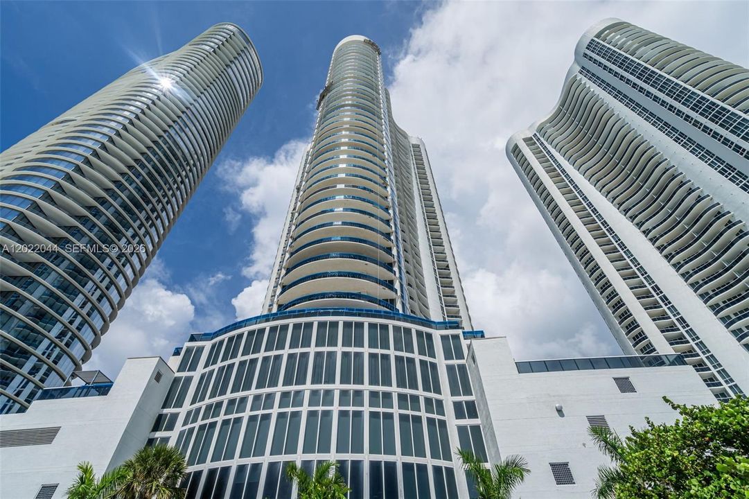 В аренду: $9,500 (3 спален, 3 ванн, 2084 Квадратных фут)