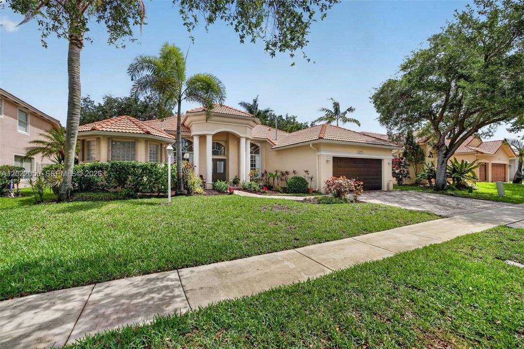 En Venta: $924,900 (5 camas, 3 baños, 2829 Pies cuadrados)
