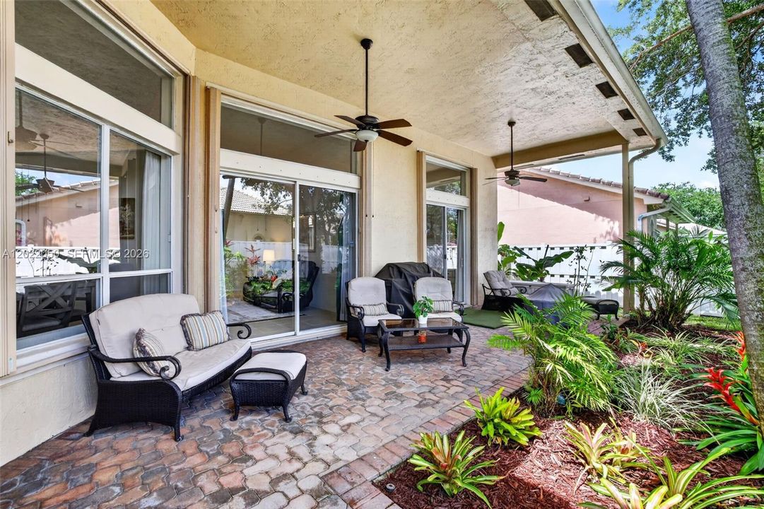 En Venta: $924,900 (5 camas, 3 baños, 2829 Pies cuadrados)