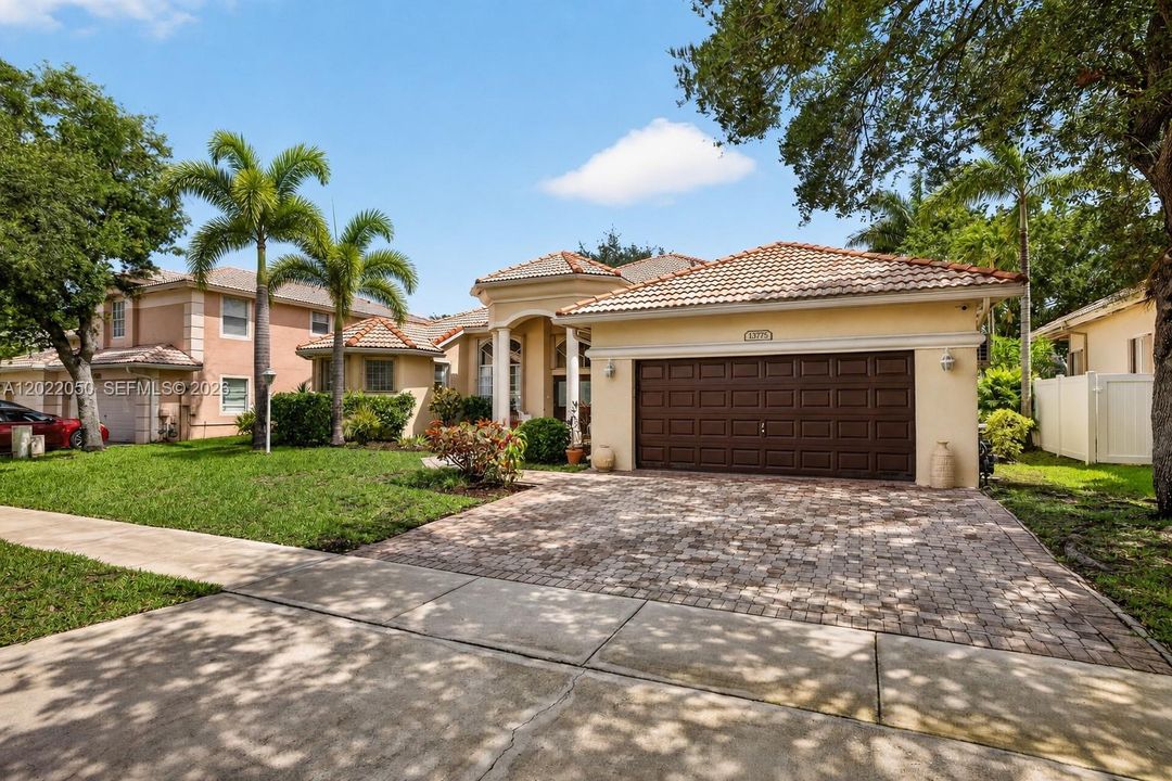 En Venta: $924,900 (5 camas, 3 baños, 2829 Pies cuadrados)
