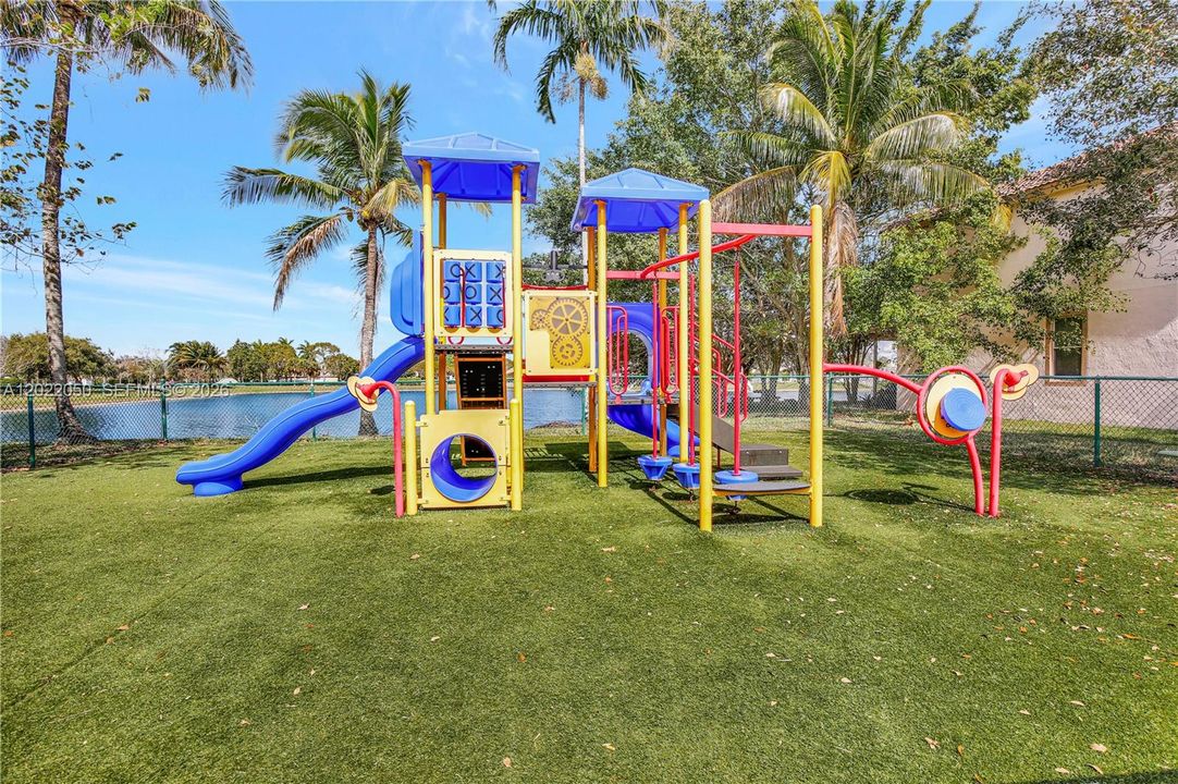 En Venta: $924,900 (5 camas, 3 baños, 2829 Pies cuadrados)