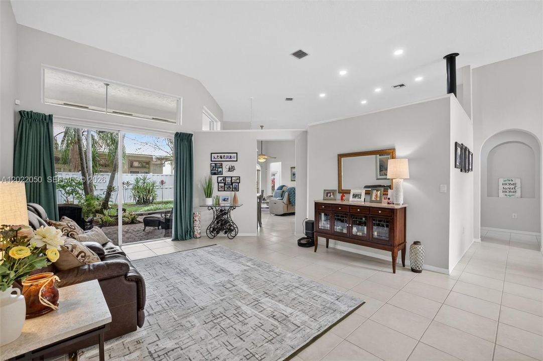 En Venta: $924,900 (5 camas, 3 baños, 2829 Pies cuadrados)