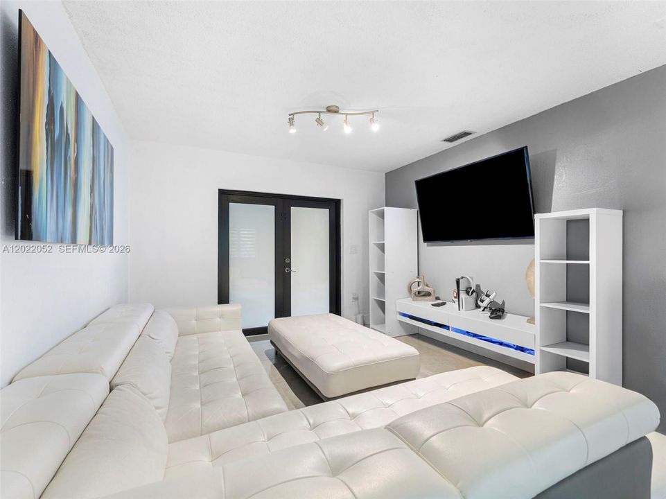 For Sale: $530,000 (3 beds, 2 baths, 1203 Square Feet)