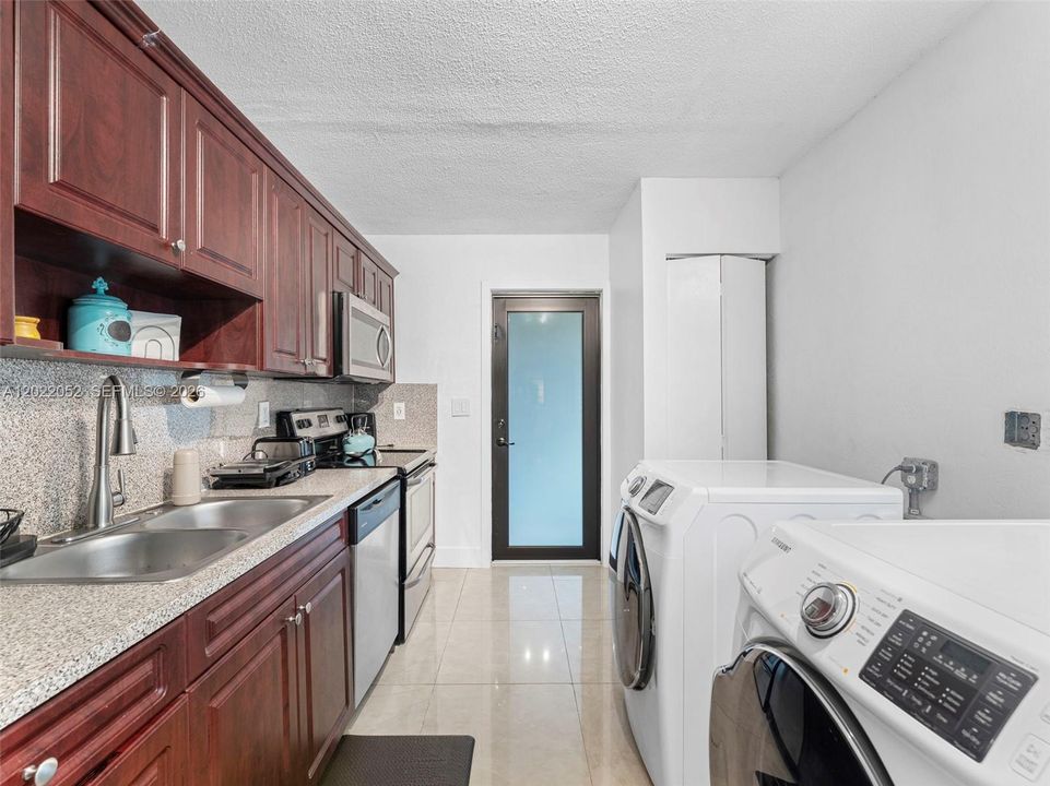 For Sale: $530,000 (3 beds, 2 baths, 1203 Square Feet)