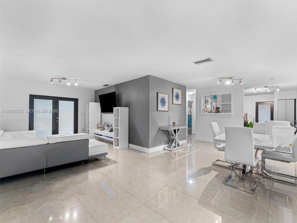 For Sale: $530,000 (3 beds, 2 baths, 1203 Square Feet)