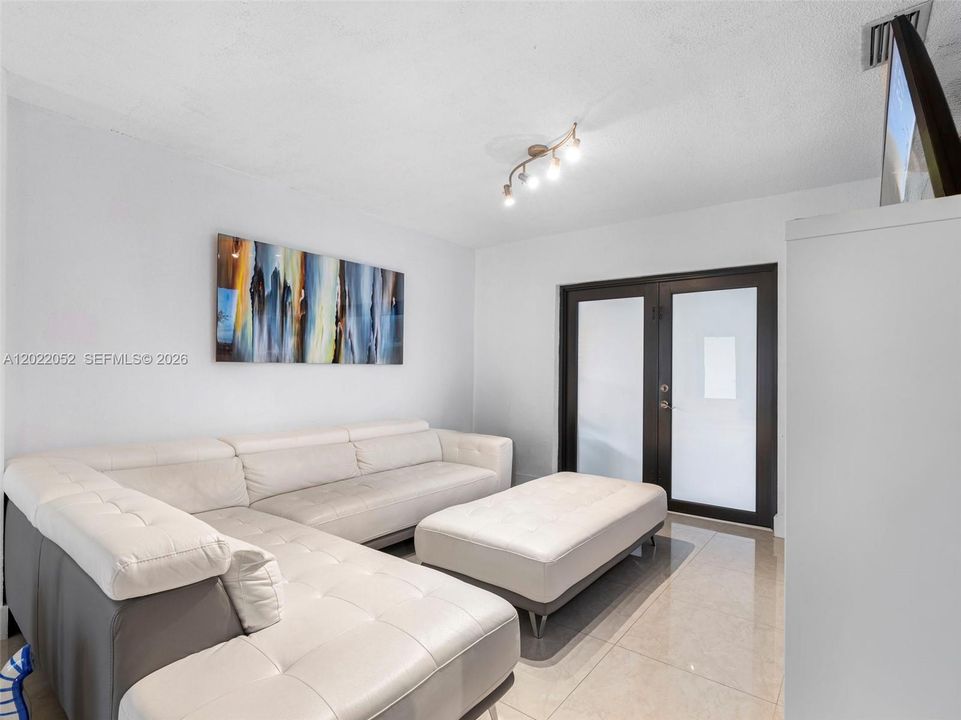 For Sale: $530,000 (3 beds, 2 baths, 1203 Square Feet)