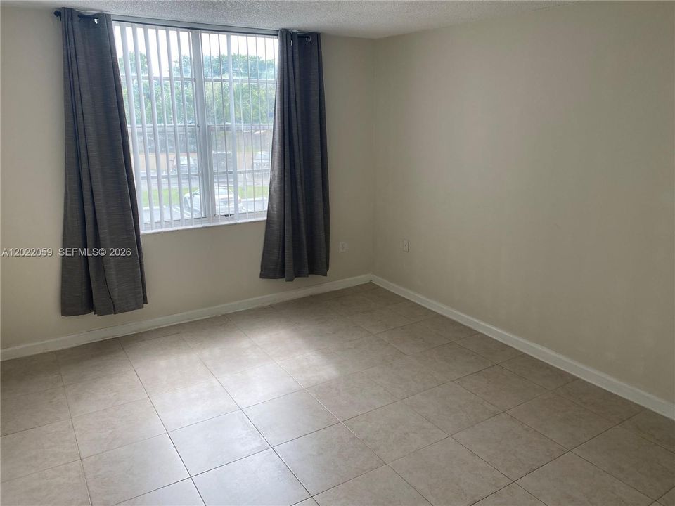 For Rent: $2,100 (2 beds, 1 baths, 1077 Square Feet)