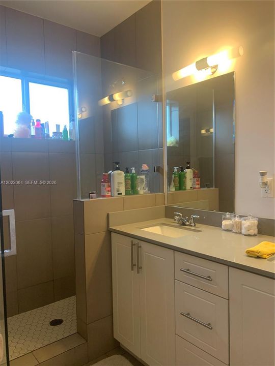 Activo con contrato: $2,800 (3 camas, 2 baños, 1350 Pies cuadrados)