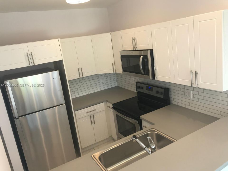 Activo con contrato: $2,800 (3 camas, 2 baños, 1350 Pies cuadrados)