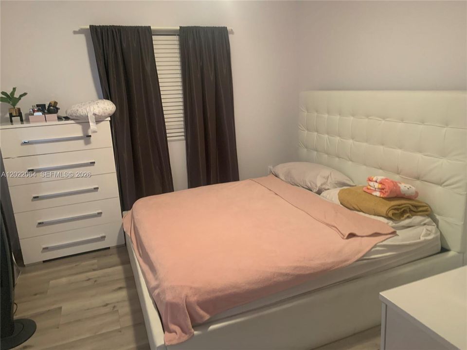 Activo con contrato: $2,800 (3 camas, 2 baños, 1350 Pies cuadrados)