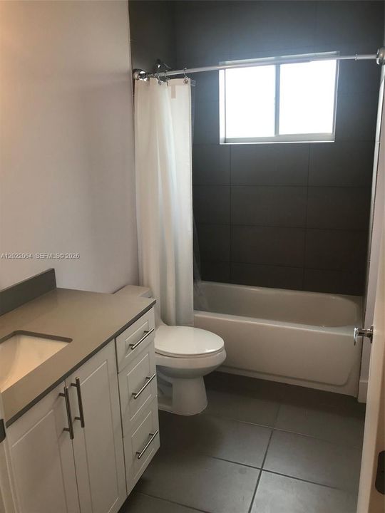 Activo con contrato: $2,800 (3 camas, 2 baños, 1350 Pies cuadrados)