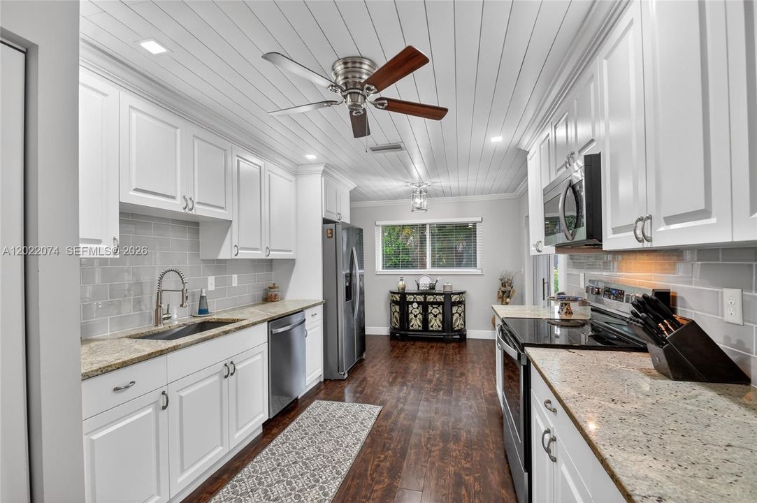 For Sale: $349,900 (3 beds, 2 baths, 1692 Square Feet)