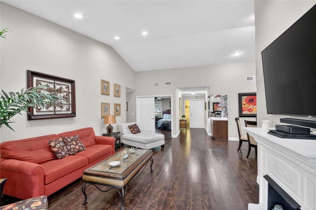 For Sale: $349,900 (3 beds, 2 baths, 1692 Square Feet)