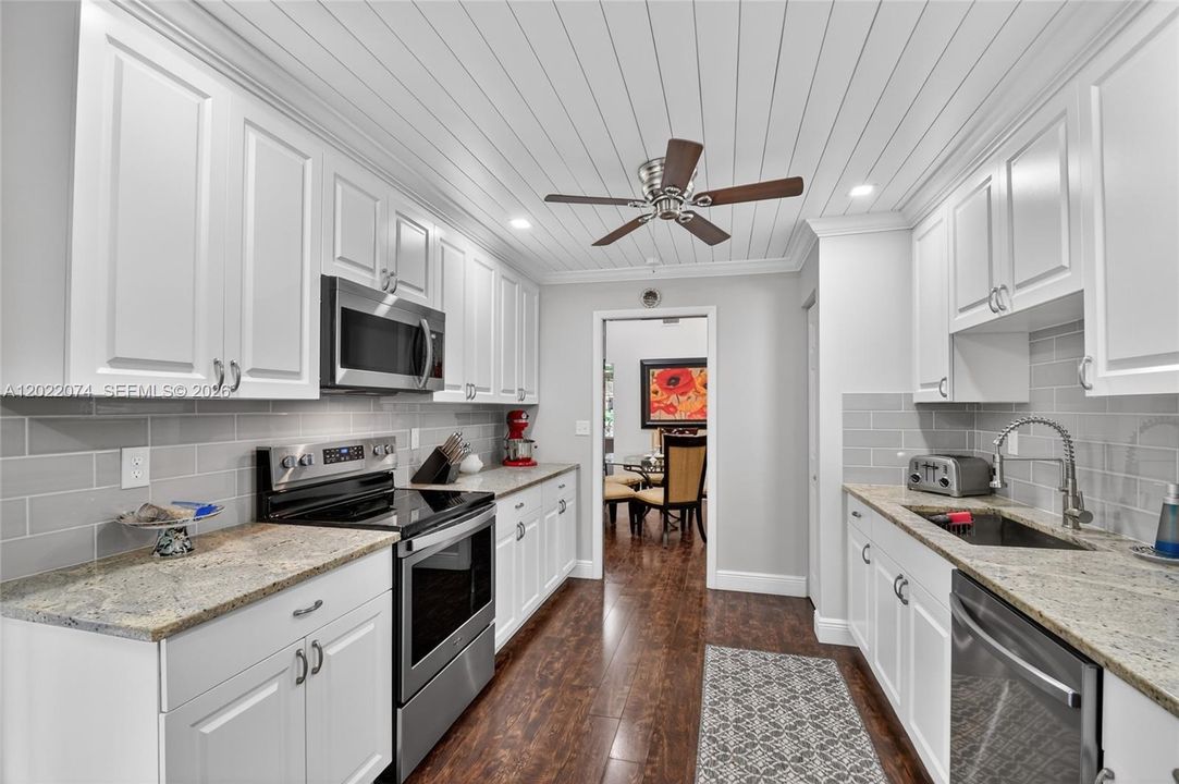 For Sale: $349,900 (3 beds, 2 baths, 1692 Square Feet)