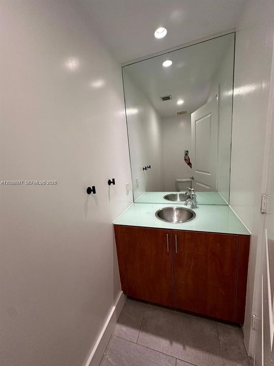 For Sale: $395,000 (1 beds, 1 baths, 826 Square Feet)