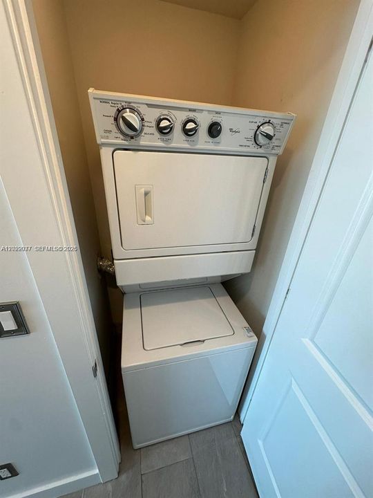 For Sale: $395,000 (1 beds, 1 baths, 826 Square Feet)