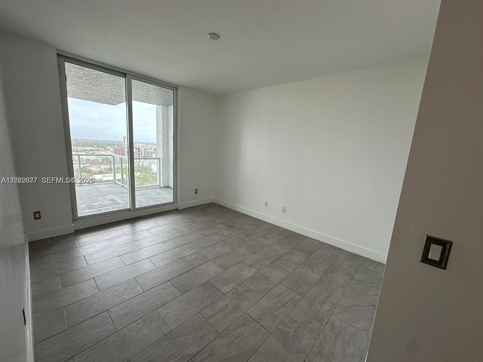 For Sale: $395,000 (1 beds, 1 baths, 826 Square Feet)