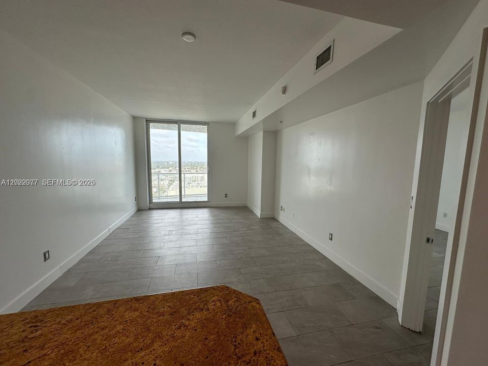For Sale: $395,000 (1 beds, 1 baths, 826 Square Feet)
