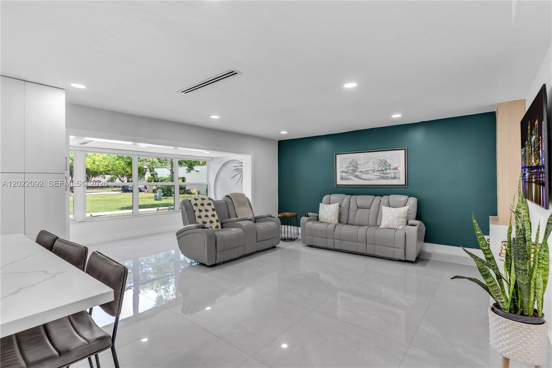 For Sale: $330,000 (2 beds, 2 baths, 1240 Square Feet)