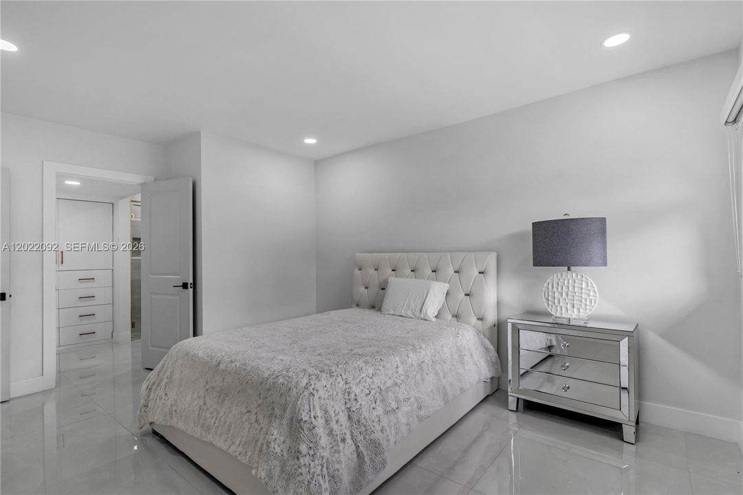 For Sale: $330,000 (2 beds, 2 baths, 1240 Square Feet)