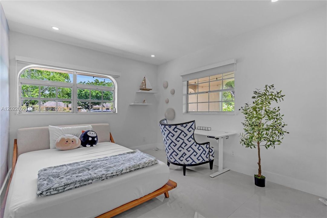 For Sale: $330,000 (2 beds, 2 baths, 1240 Square Feet)