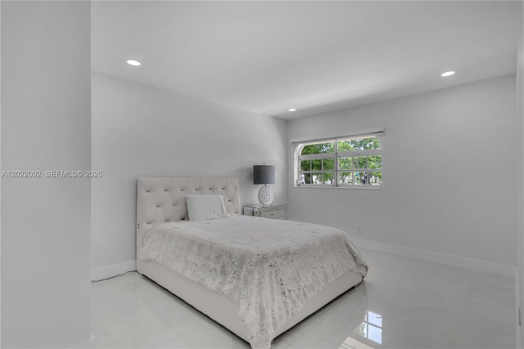 For Sale: $330,000 (2 beds, 2 baths, 1240 Square Feet)