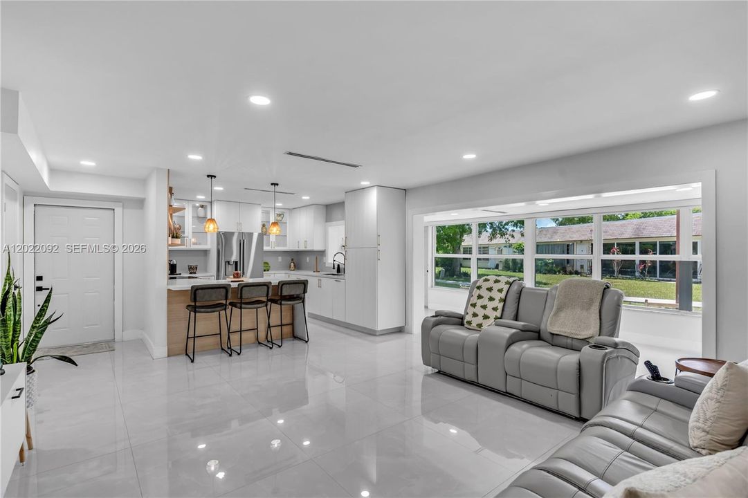 For Sale: $330,000 (2 beds, 2 baths, 1240 Square Feet)