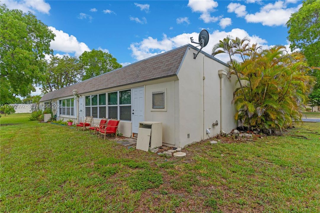 For Sale: $330,000 (2 beds, 2 baths, 1240 Square Feet)