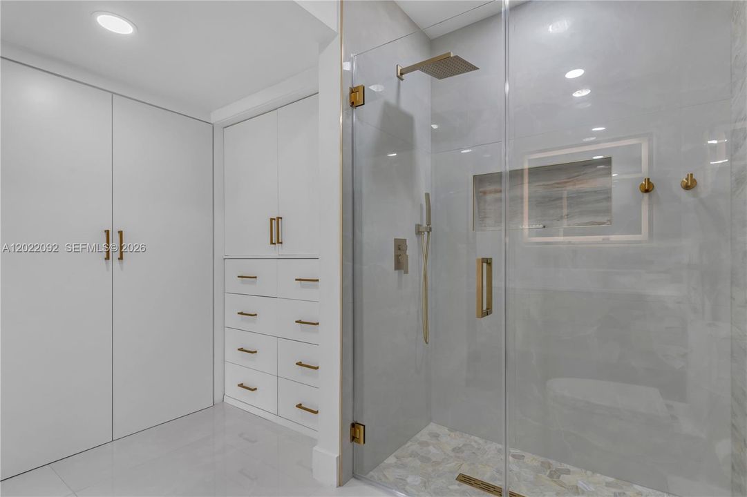 For Sale: $330,000 (2 beds, 2 baths, 1240 Square Feet)