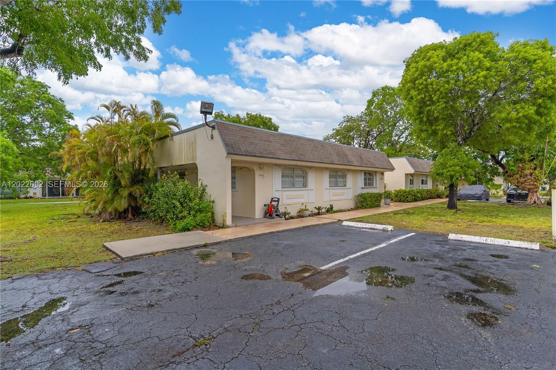 For Sale: $330,000 (2 beds, 2 baths, 1240 Square Feet)