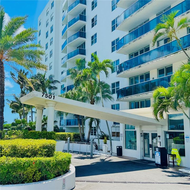 For Sale: $275,000 (1 beds, 1 baths, 825 Square Feet)