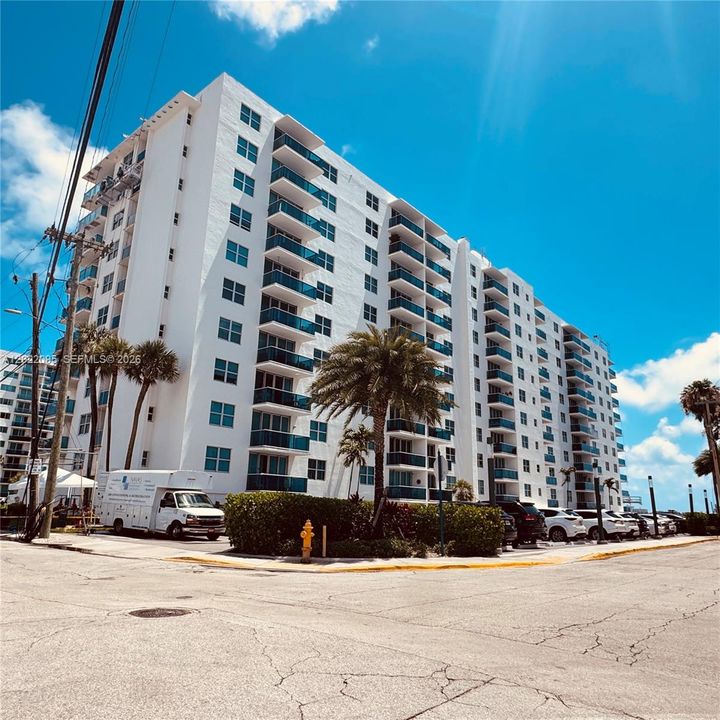 For Sale: $275,000 (1 beds, 1 baths, 825 Square Feet)