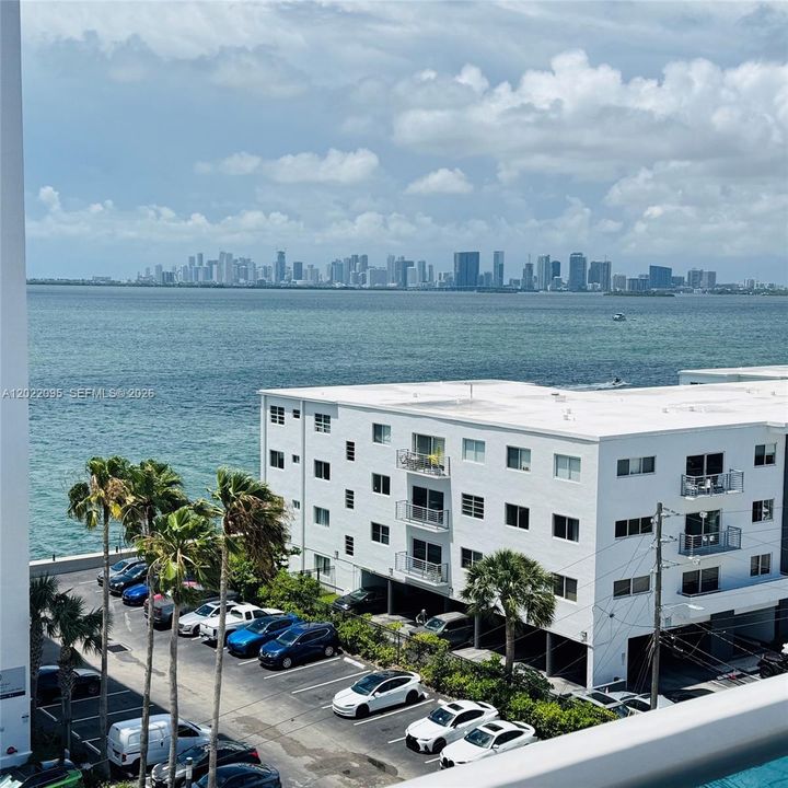 For Sale: $275,000 (1 beds, 1 baths, 825 Square Feet)