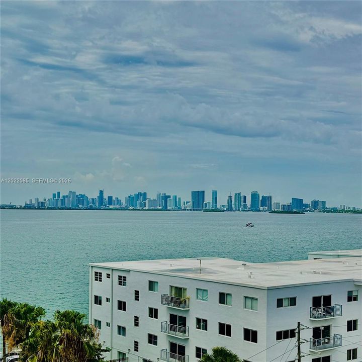 For Sale: $275,000 (1 beds, 1 baths, 825 Square Feet)