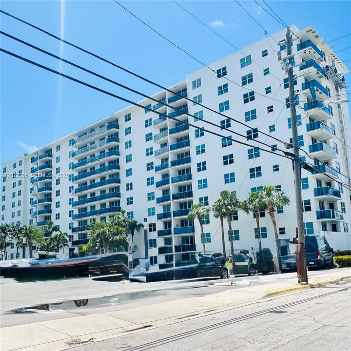 For Sale: $275,000 (1 beds, 1 baths, 825 Square Feet)