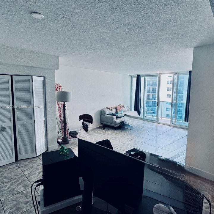 For Sale: $275,000 (1 beds, 1 baths, 825 Square Feet)