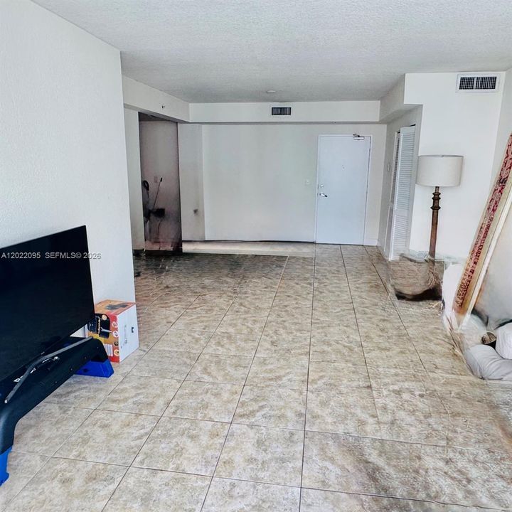 For Sale: $275,000 (1 beds, 1 baths, 825 Square Feet)