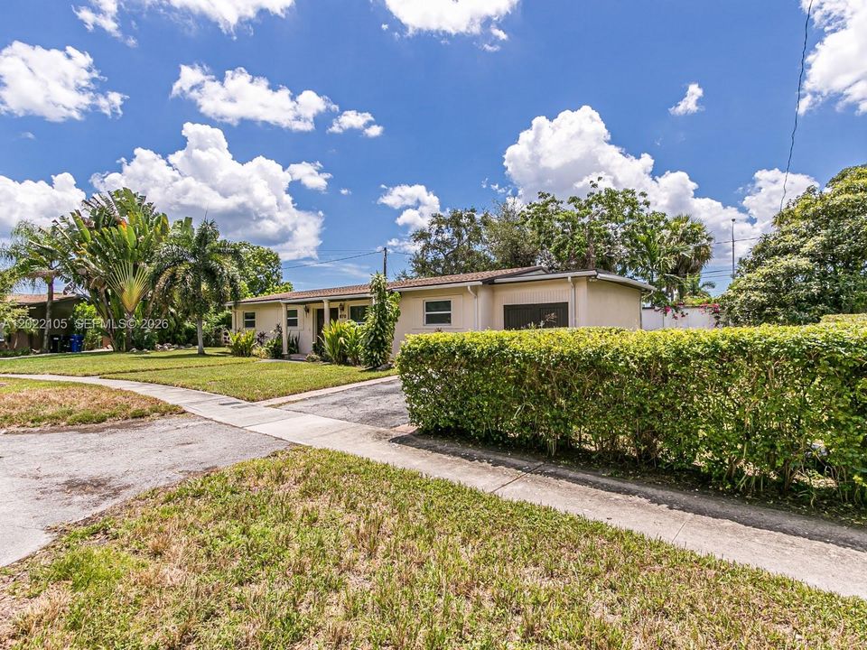 For Sale: $829,999 (4 beds, 2 baths, 1887 Square Feet)