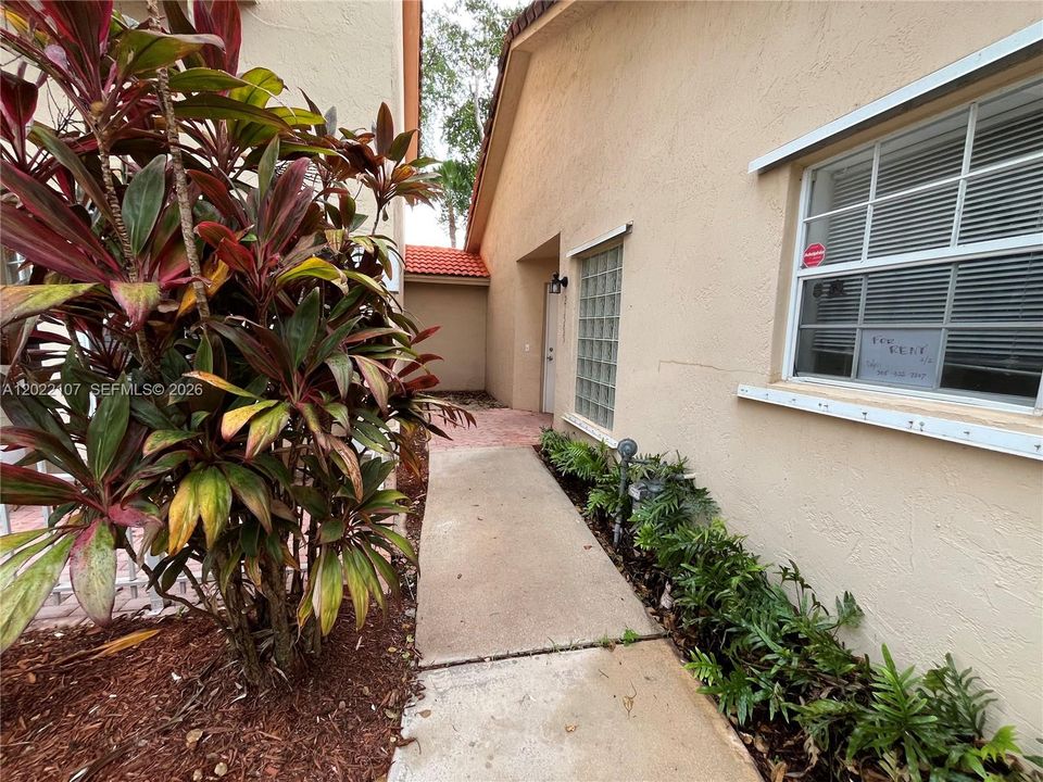 For Rent: $2,300 (2 beds, 2 baths, 1172 Square Feet)