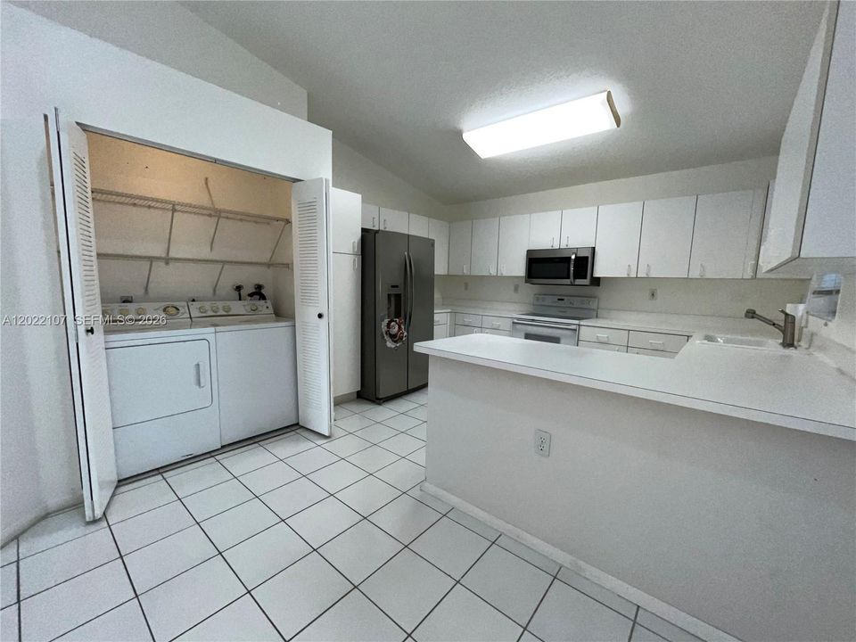 For Rent: $2,300 (2 beds, 2 baths, 1172 Square Feet)
