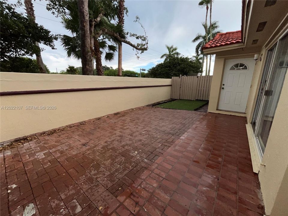 For Rent: $2,300 (2 beds, 2 baths, 1172 Square Feet)